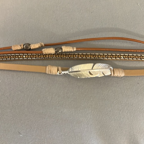 QUADRUPLE MAGNETIC WRAP BRACELET tan and brown with a feather in silver metal - Picture 4 of 5
